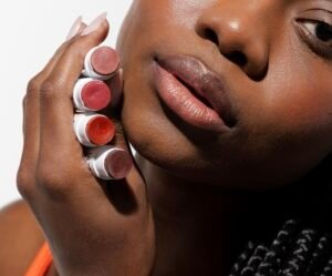 Pink Cheeks relança o protetor labial ULTRA Balm com novas cores e embalagem