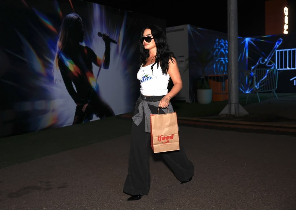 Demi Lovato é vista com entrega do iFood nos bastidores do Rock in Rio 2026